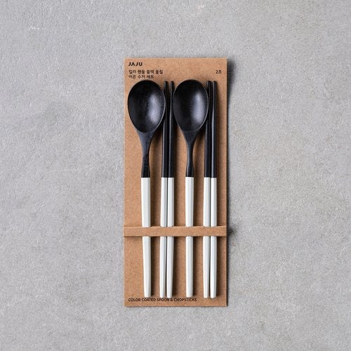 검은색 나무 숟가락과 젓가락